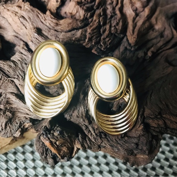 Vintage 80’s Costume Gold Tone & Cream Oval Geometric Post 1.5 in Earrings - Picture 3 of 7